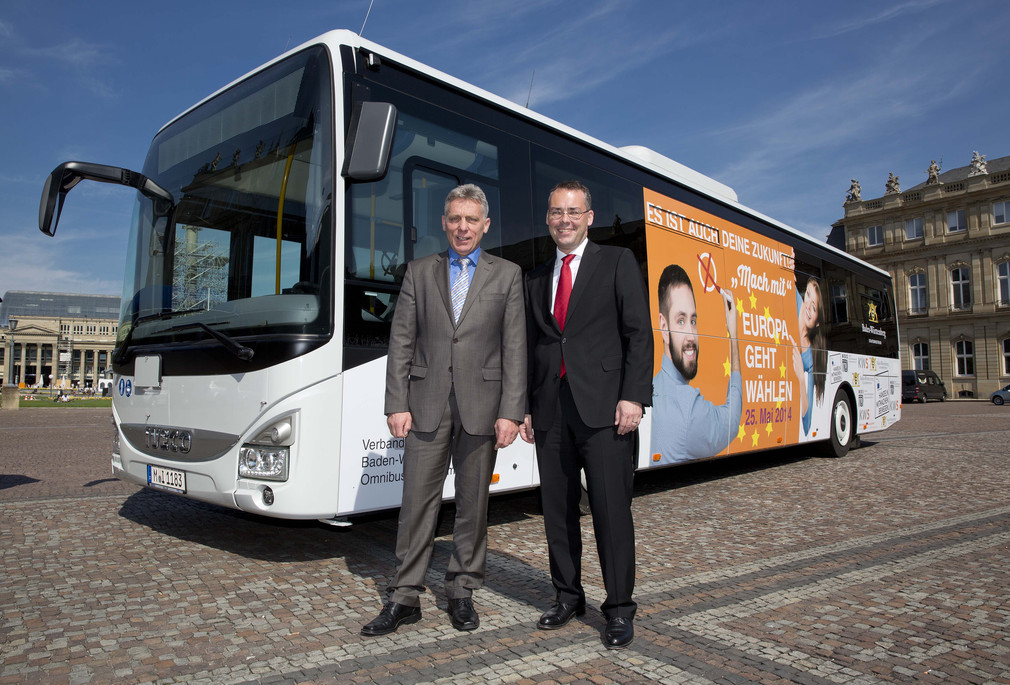 Minister Peter Friedrich (r.) und Klaus Sedelmeier (l.), Vorsitzender des Verbands Baden-Württembergischer Omnibusunternehmer, vor dem Europawahl-Bus