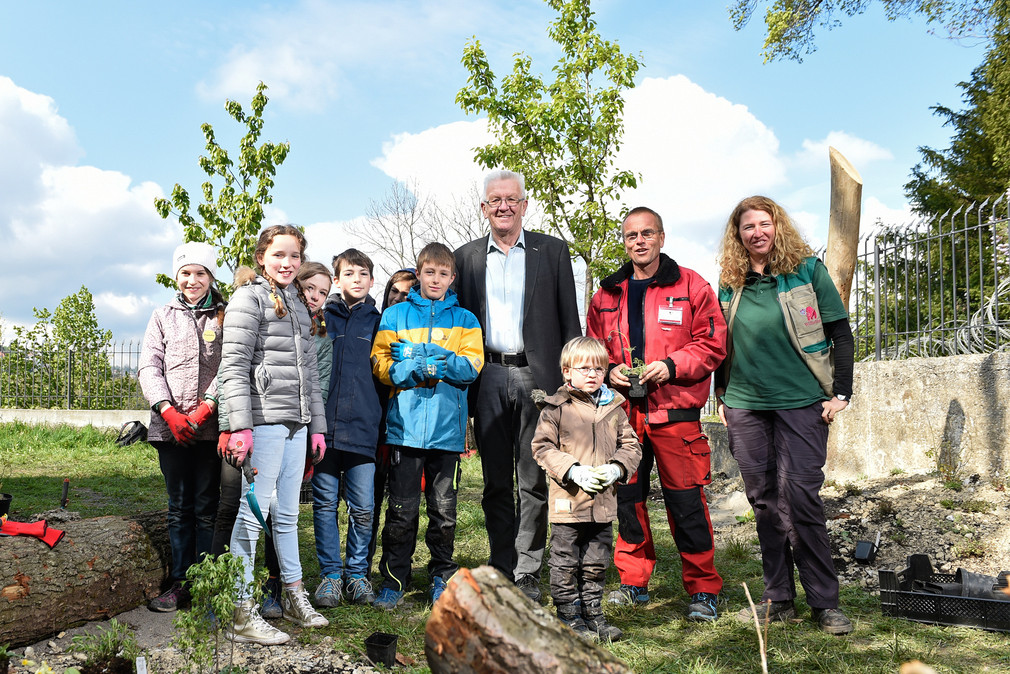 Ministerpräsident Winfried Kretschmann (M.) mit „Europa Minigärtnern“ im Garten des Clay-Hauses