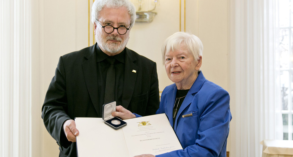 Staatssekretär Klaus-Peter Murawski (l.) und Prof. Dr. Elisabeth Walther-Bense (r.)