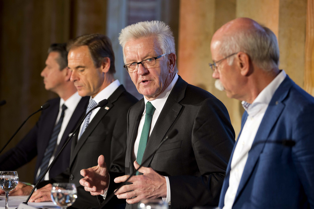 v.l.n.r.: Lutz Meschke, Dr. Volkmar Denner, Ministerpräsident Winfried Kretschmann und Dr. Dieter Zetsche bei der Pressekonferenz