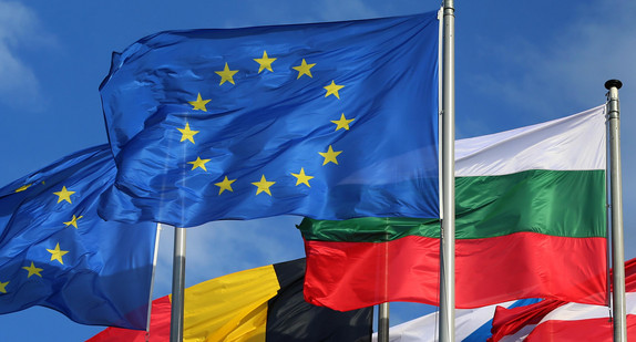 Nationalfahnen der EU-Mitgliedsstaaten sind vor dem Europäischen Parlament in Straßburg aufgezogen. (Bild: Karl-Josef Hildenbrand/dpa)