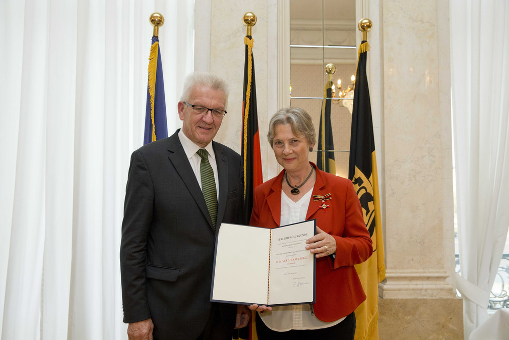 Ministerpräsident Winfried Kretschmann (l.) und Dr. Christiane Walesch-Schneller (r.)