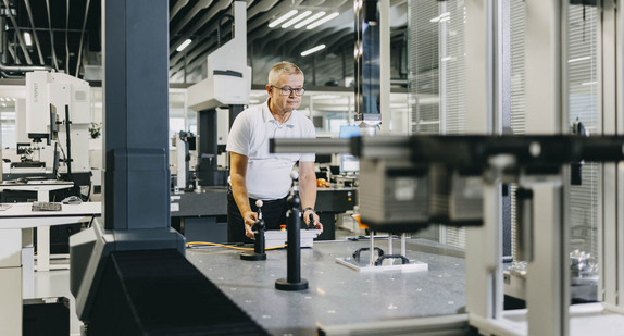 Ein Mitarbeiter bei Zeiss in Oberkochen