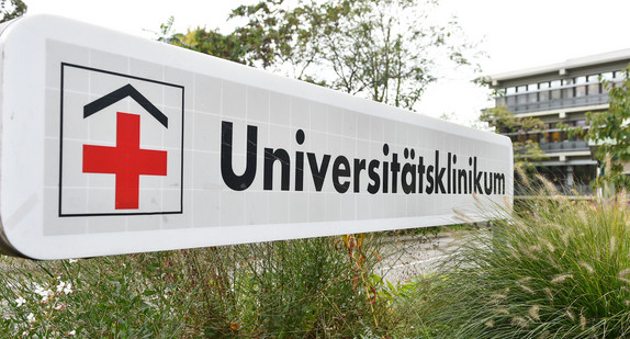 Ein Schild mit der Aufschrift "Universitätsklinikum" steht in Mannheim an einer Einfahrt zum Universitätsklinikum.