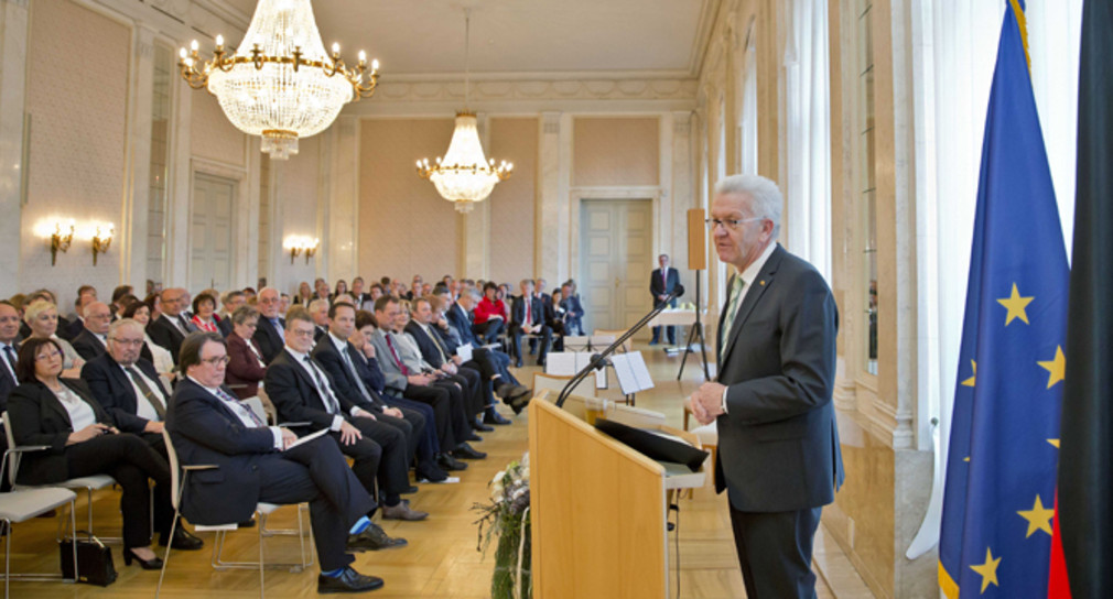 Ministerpräsident Winfried Kretschmann (r.) bei seiner Ansprache zu den Gästen 