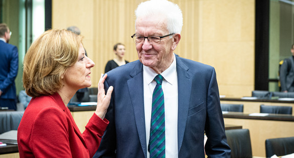 Ministerpräsident Winfried Kretschmann im Gespräch mit Ministerpräsidentin Malu Dreyer im Bundesrat