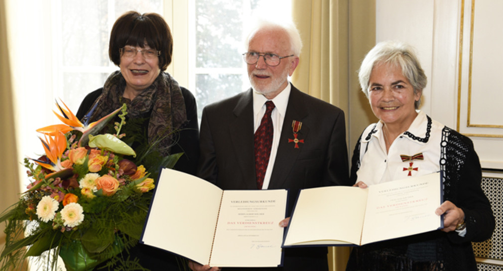 Die Staatsrätin für Zivilgesellschaft und Bürgerbeteiligung, Gisela Erler (l.), Albert Bäumer (M.) und Ilse Bäumer (r.)