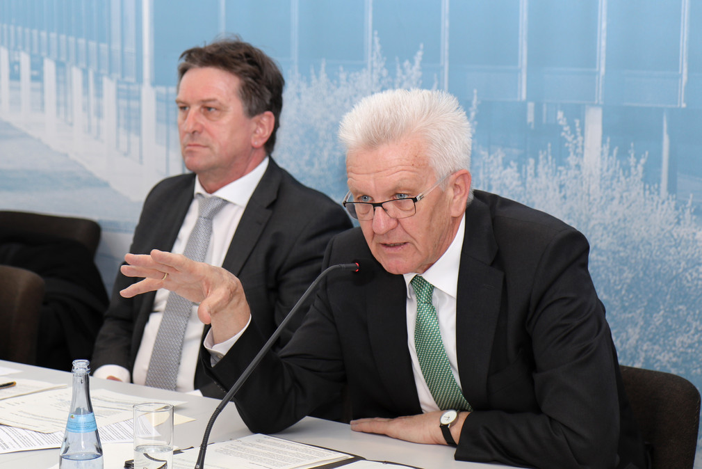 Ministerpräsident Winfried Kretschmann (r.) und Sozial- und Integrationsminister Manne Lucha (l.)