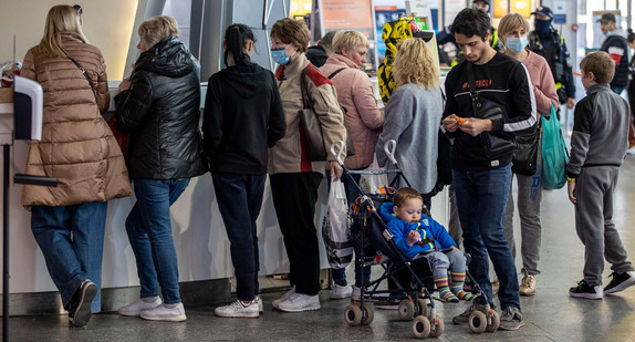 Aus der Ukraine geflüchtete Menschen warten am Hauptbahnhpf in Warschau auf die Weiterreise.