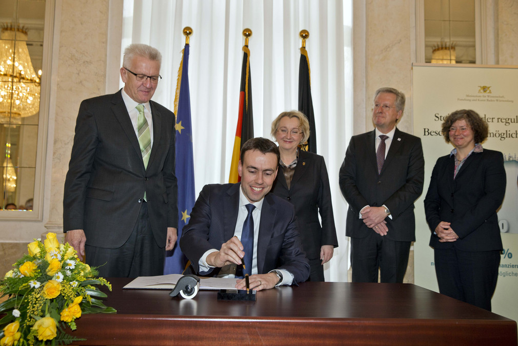 Finanz- und Wirtschaftsminister Nils Schmid unterzeichnet den Hochschulfinanzierungsvertrag „Perspektive 2020“.