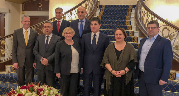 Die Delegation mit Vertretern der Regionalregierung Kurdistan-Irak und dem Ministerpräsidenten der Region Kurdistan-Irak Nêçîrvan Barzanî (mitte).