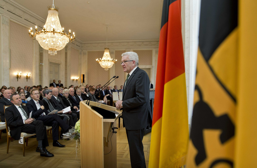 Ministerpräsident Winfried Kretschmann (l.) bei seiner Ansprache zu den Gästen