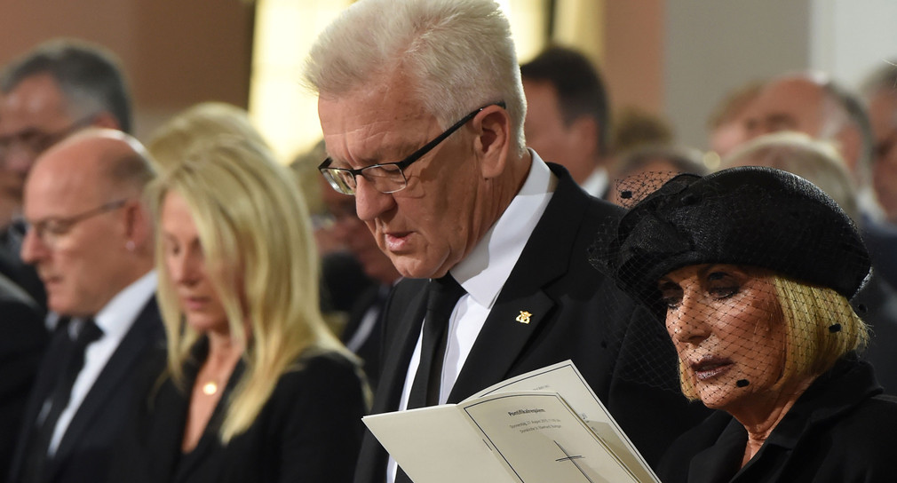 Ministerpräsident Winfried Kretschmann (l.) und Margit Mayer-Vorfelder (r.) bei der Trauerfeier für Gerhard Mayer-Vorfelder. (Foto: dpa)