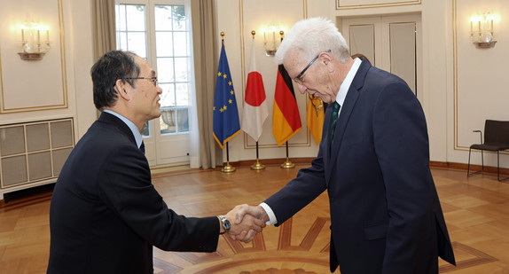 Ministerpräsident Winfried Kretschmann (rechts) begrüßt den japanischen Botschafter Hidenao Yanagi (links).