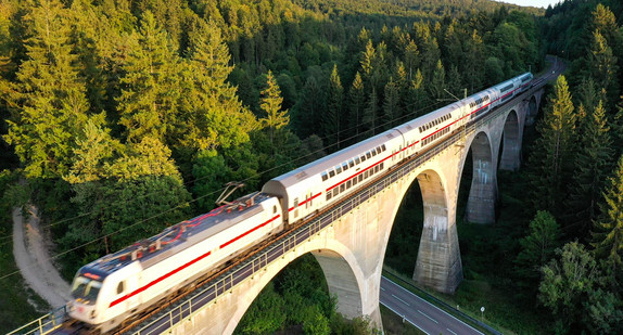 Ein Doppelstock-Intercity fährt auf der Gäubahn über die Einöd-Talbrücke bei Hattingen. 
