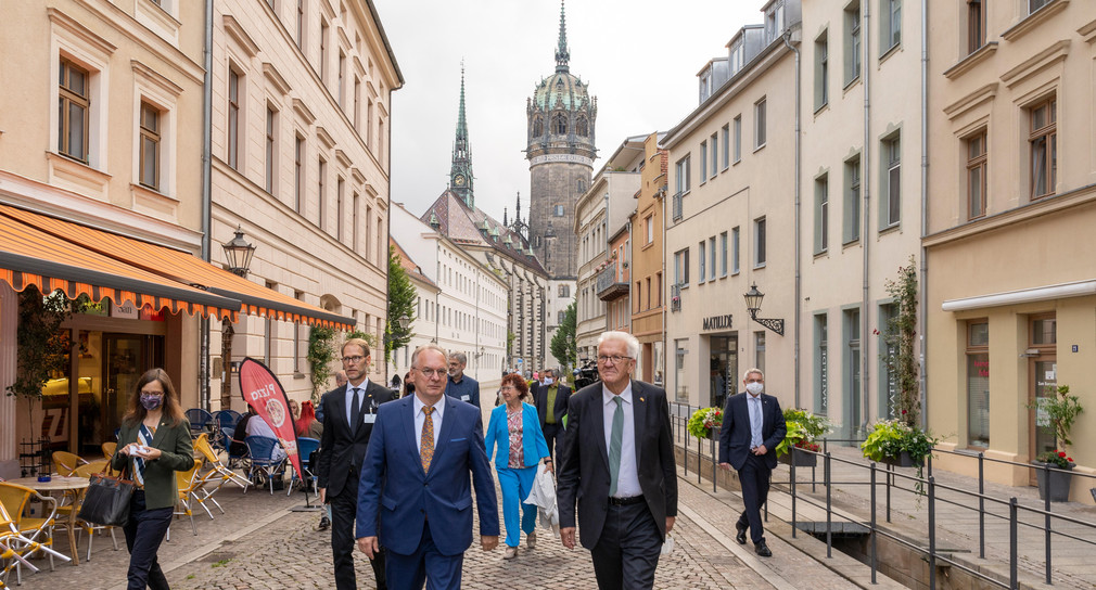 Ministerpräsident Winfried Kretschmann (r.) mit Reiner Haseloff (l.), Ministerpräsident von Sachsen-Anhalt, bei einem Spaziergang durch die Altstadt Wittenbergs vor dem Turm der Schlosskirche (Bild: Staatsministerium Baden-Württemberg)