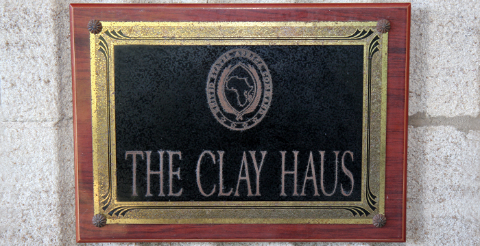Tafel mit der Aufschrift "The Clay Haus" am Eingang des Gebäudes