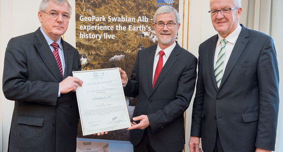 v.l.n.r.: Prof. Dr. Hartwig Lüdtke, Landrat Klaus Pavel und Ministerpräsident Winfried Kretschmann mit der Zertifizierung „UNESCO Global Geopark“ für den Geopark Schwäbische Alb