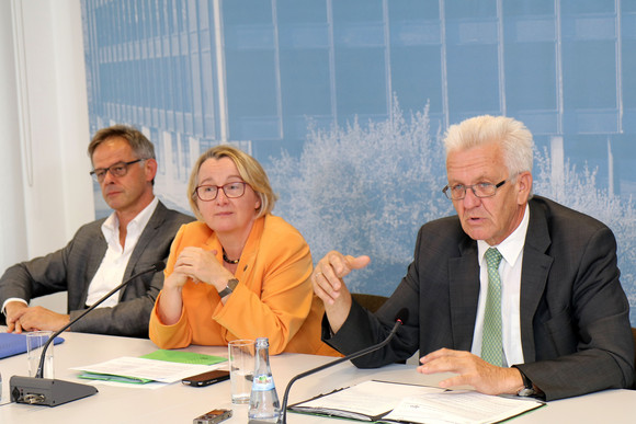 Pressekonferenz Weitere Hilfe für Opfer des syrischen Bürgerkriegs v.l.n.r.: Regierungssprecher Rudi Hoogvliet, Wissenschaftsministerin Theresia Bauer und Ministerpräsident Winfried Kretschmann bei der Regierungspressekonferenz