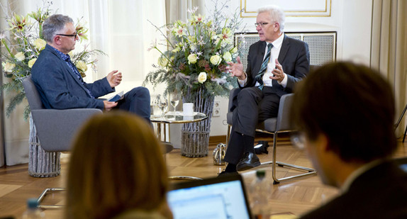 Online-Bürgersprechstunde auf Baden-Württemberg.de mit Ministerpräsident Winfried Kretschmann (hinten, r.) am 7. Dezember 2017