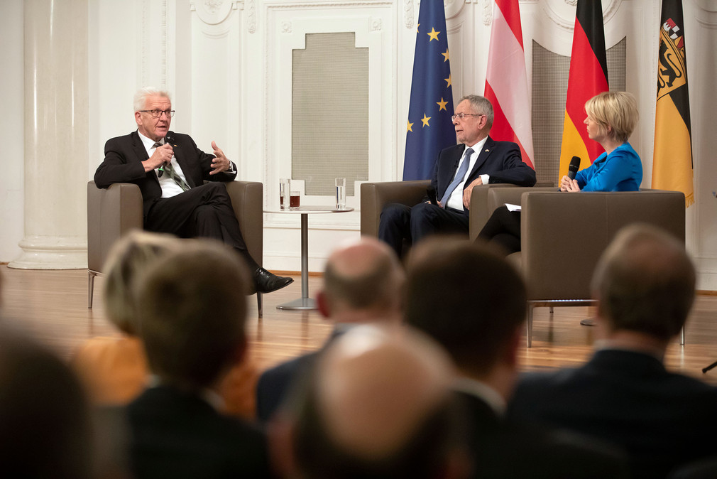 Österreichischer Bundespräsident Dr. Alexander Van der Bellen (M.) und Ministerpräsident Winfried Kretschmann (l.) im Stuttgarter Neuen Schloss. (Bild: Staatsministerium Baden-Württemberg)