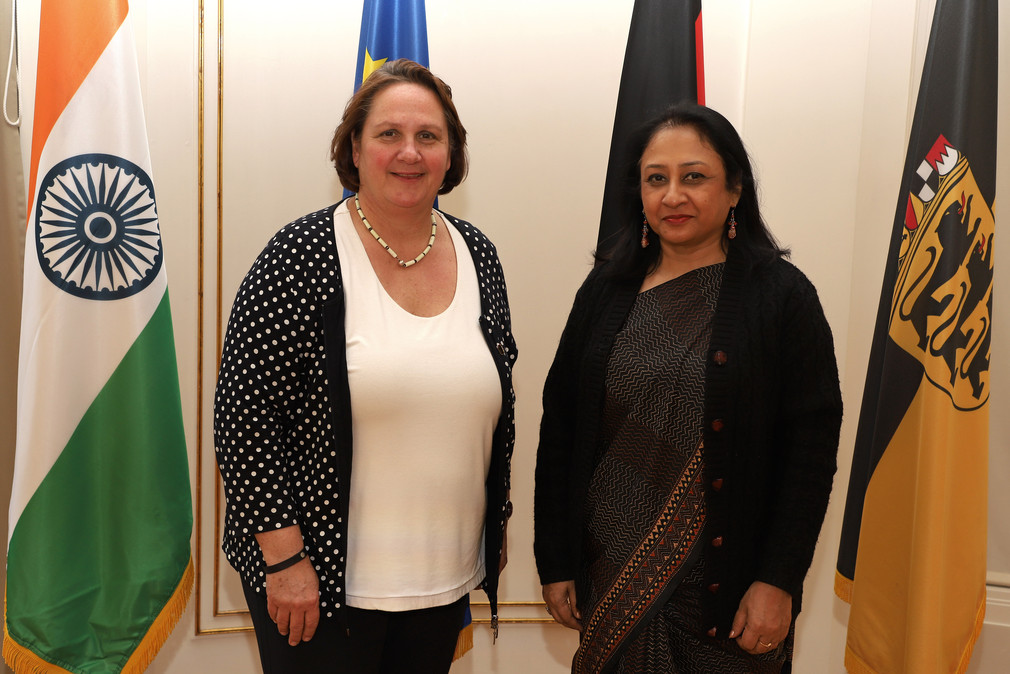 Staatsministerin Theresa Schopper (l.) und die indische Botschafterin Mukta Dutta Tomar (r.) (Bild: Staatsministerium Baden-Württemberg)