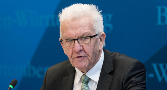 Ministerpräsident Winfried Kretschmann bei der Pressekonferenz in Brüssel