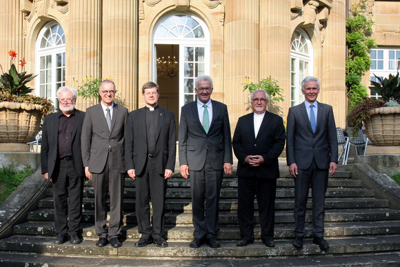 v.l.n.r.: Staatsminister und Chef der Staatskanzlei Klaus-Peter Murawski, Landesbischof Dr. Frank Otfried July, Erzbischof Stephan Burger, Ministerpräsident Winfried Kretschmann, Bischof Dr. Gebhard Fürst, Landesbischof Prof. Dr. Jochen Cornelius-Bundschuh