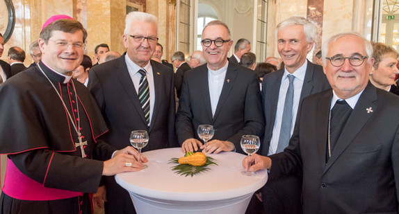 v.l.n.r.: Erzbischof Stephan Burger, Ministerpräsident Winfried Kretschmann, Landesbischof Frank Otfried July, Landesbischof Prof. Dr. Jochen Cornelius-Bundschuh und Bischof Gebhard Fürst