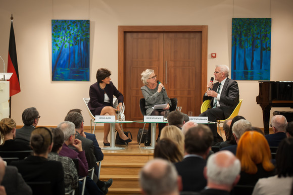 Abendveranstaltung „Europa in Bewegung - Perspektiven aus Deutschland und Frankeich zur Zukunft der EU“ mit Ministerpräsident Winfried Kretschmann (r.), Sylvie Goulard (l.), Mitglied der Bewegung « „La République en marche !“ und Moderatorin Ruth Berschens (M.), Handelsblatt (Foto: Vertretung des Landes Baden-Württemberg bei der Europäischen Union/FKPH)