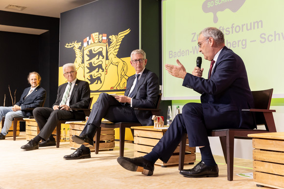 Der Schweizer Bundespräsident Guy Parmelin spricht auf dem Zukunftsforum Baden-Württemberg – Schweiz im Pop-up House of Switzerland in Stuttgart.