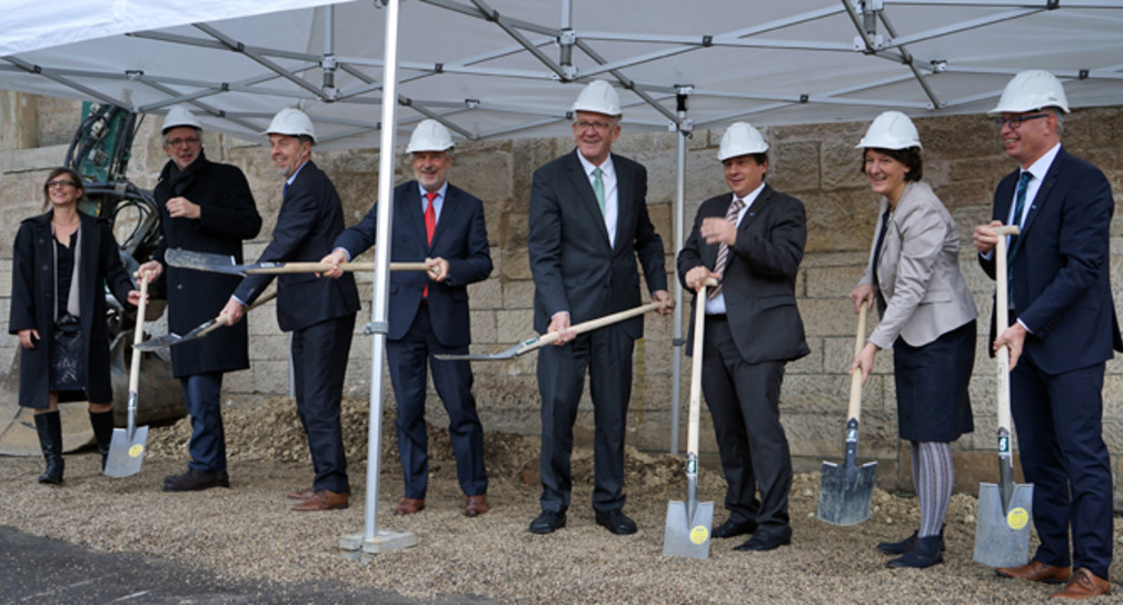v.l.n.r.: Gaby Kannegießer, Andreas Hölting, Karl Zimmermann, Otmar Heirich, Ministerpräsident Winfried Kretschmann, Prof. Dr. Andreas Frey, Gisela Splett, Alexander Leisner (Kanzler der HfWU) (Foto: Finanzministerium Baden-Württemberg)