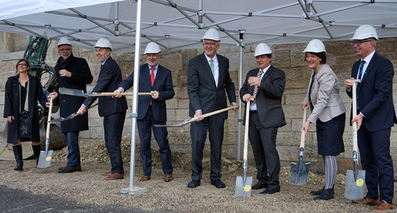 v.l.n.r.: Gaby Kannegießer, Andreas Hölting, Karl Zimmermann, Otmar Heirich, Ministerpräsident Winfried Kretschmann, Prof. Dr. Andreas Frey, Gisela Splett, Alexander Leisner (Kanzler der HfWU) (Foto: Finanzministerium Baden-Württemberg)