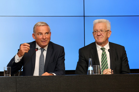 Ministerpräsident Winfried Kretschmann (r.) und der Minister für Inneres, Digitalisierung und Migration, Thomas Strobl (l.)