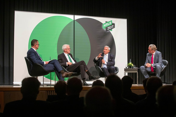 v.l.n.r.: Ulrich Becker (Südwestpresse), Ministerpräsident Winfried Kretschmann, Innenminister Thomas Strobl und Dr. Hendrik Groth (Schwäbische Zeitung) (Bild: Staatsministerium Baden-Württemberg)