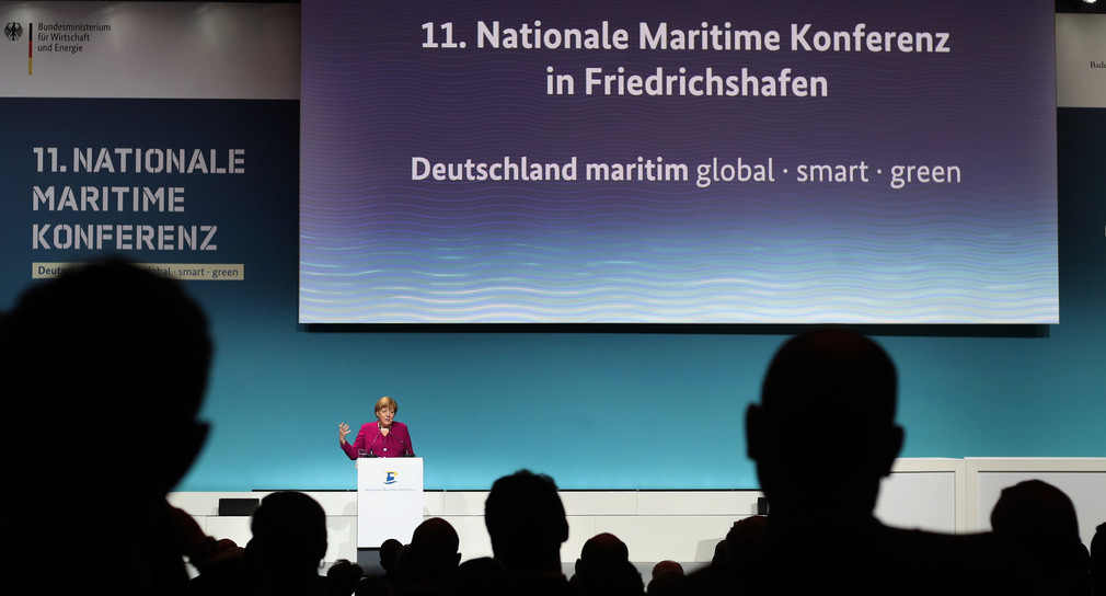 Bundeskanzlerin Angela Merkel spricht zur Eröffnung der 11. Nationalen Maritimen Konferenz in Friedrichshafen (Bild: © picture alliance/Karl-Josef Hildenbrand/dpa)