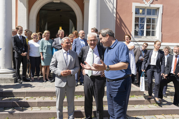 Innenminister Thomas Strobl (l.), Ministerpräsident Winfried Kretschmann (M.) und Ministerpräsident Dr. Markus Söder (r.) (Bild: Staatsministerium Baden-Württemberg)