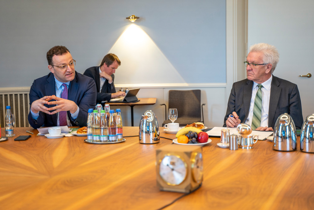 Ministerpräsident Winfried Kretschmann (r.) und Bundesgesundheitsminister Jens Spahn (l.) (Bild: Staatsministerium Baden-Württemberg)