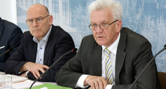 Minister für Verkehr und Infrastruktur Winfried Hermann (l.) und Ministerpräsident Winfried Kretschmann (r.)