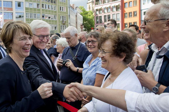 Stuttgart, Rathaus: Elke Büdenbender (l.) und Bundespräsident Frank-Walter Steinmeier (2.v.l.)