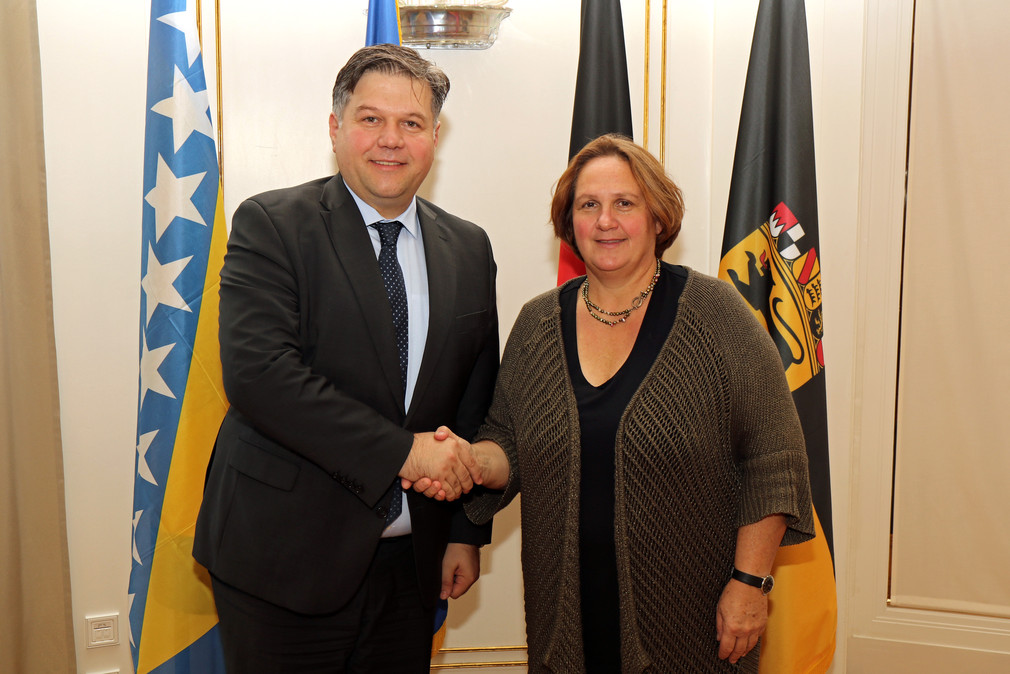 Staatssekretärin Theresa Schopper (r.) und der stellvertretende Außenminister von Bosnien-Herzegowina, Josip Brkić (l.)