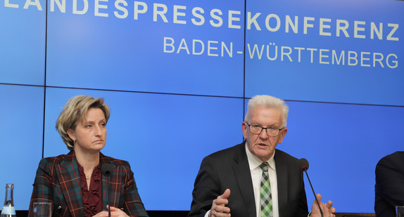Ministerpräsident Winfried Kretschmann (r.) und Wirtschaftsministerin Dr. Nicole Hoffmeister-Kraut (l.) bei der Regierungspressekonferenz (Bild: Staatsministerium Baden-Württemberg)