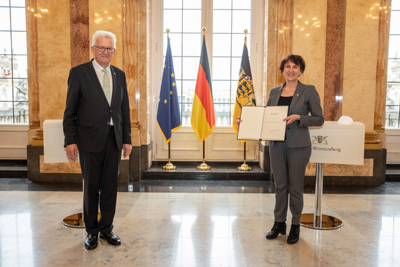 Ministerpräsident Winfried Kretschmann (l.) und Dr. Ute Leidig (r.), Staatssekretärin im Ministerium für Soziales, Gesundheit und Integration