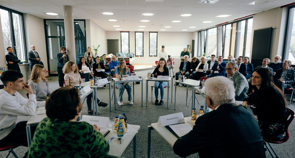 Gesprächsrunde mit Ministerpräsident Winfried Kretschmann (vorne rechts) und Kultusministerin Theresa Schopper (vorne links)