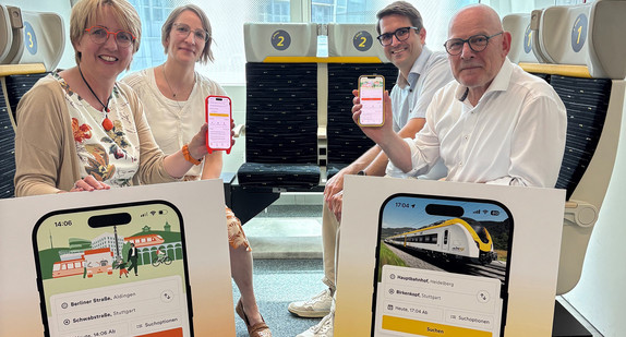 Cornelia Christian (VVS-Gechäftsführerin), Veronika Müller (Projektleitung VVS), Andreas Sigloch (Leiter des Referats Digitalisierung im Verkehrsministerium), Verkehrsminister Winfried Hermann