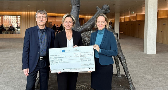 Wirtschaftsministerin Dr. Nicole Hoffmeister-Kraut (Mitte) mit den stellvertretenden Institutsleitern des Fraunhofer-Instituts für Grenzflächen- und Bioverfahrenstechnik Prof. Dr. Steffen Rupp (links) und Prof. Dr. Petra Kluger (rechts) Wirtschaftsministerin Dr. Nicole Hoffmeister-Kraut (Mitte) mit den stellvertretenden Institutsleitern des Fraunhofer-Instituts für Grenzflächen- und Bioverfahrenstechnik Prof. Dr. Steffen Rupp (links) und Prof. Dr. Petra Kluger (rechts)