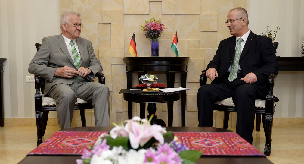 Ministerpräsident Winfried Kretschmann (l.) spricht mit dem geschäftsführenden Ministerpräsidenten der Palästinensischen Behörde, Rami Hamdallah (r). (Foto: dpa)