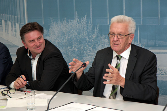 Ministerpräsident Winfried Kretschmann (r.) und Sozial- und Integrationsminister Manne Lucha (l.)