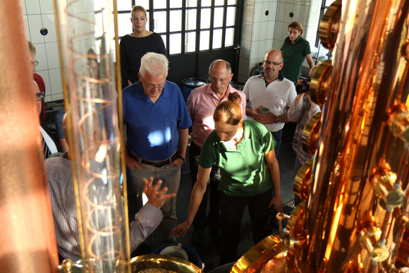 Loßburg: Ministerpräsident Winfried Kretschmann (l.) bei der Betriebsbesichtigung der Black Forest Distillers GmbH