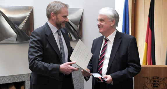 Staatssekretär Volker Ratzmann (l.) überreicht Dr. Rolf Kornemann (r.) das Verdienstkreuz am Bande (Foto: © Landesvertretung Baden-Württemberg Berlin)